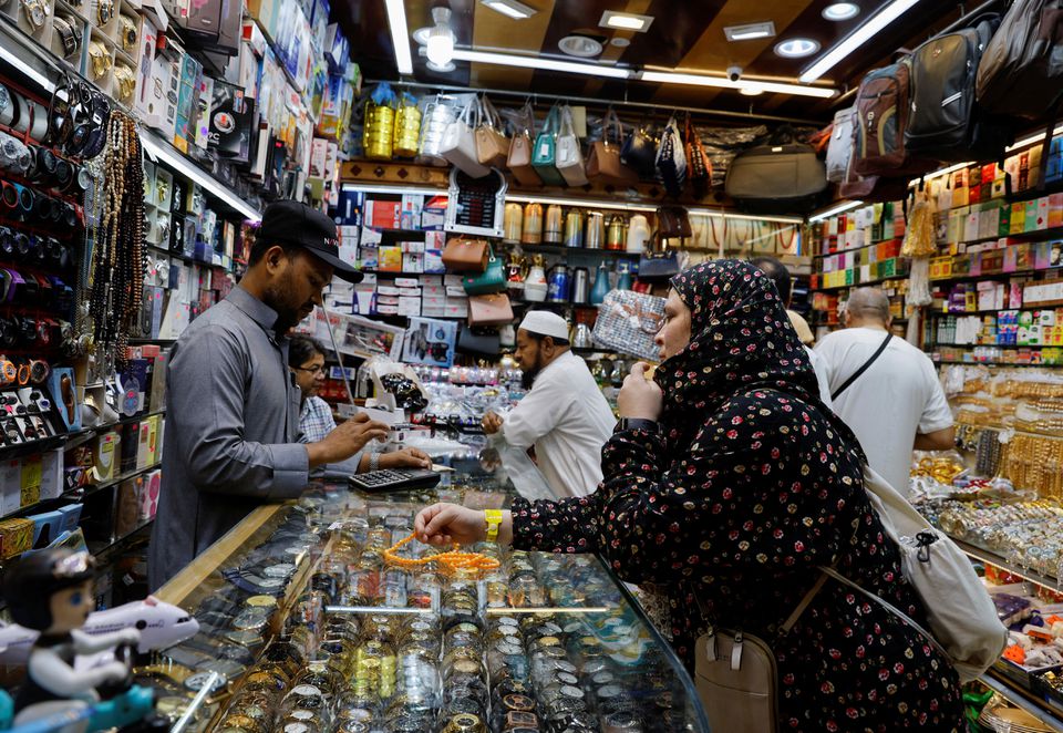 image Mecca&#8217;s merchants relieved as foreign pilgrims return to haj