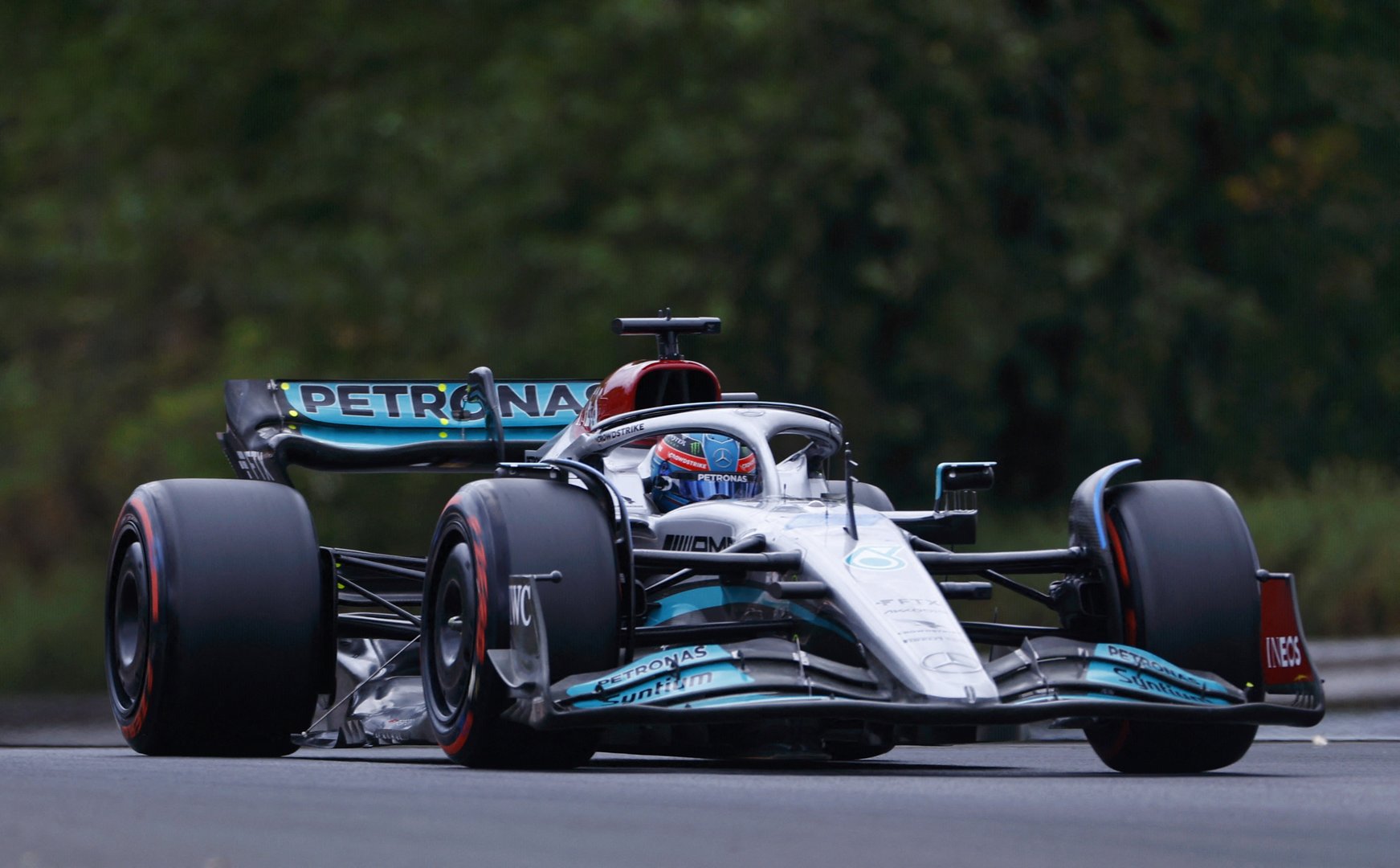 image Russell puts Mercedes on pole in Hungary