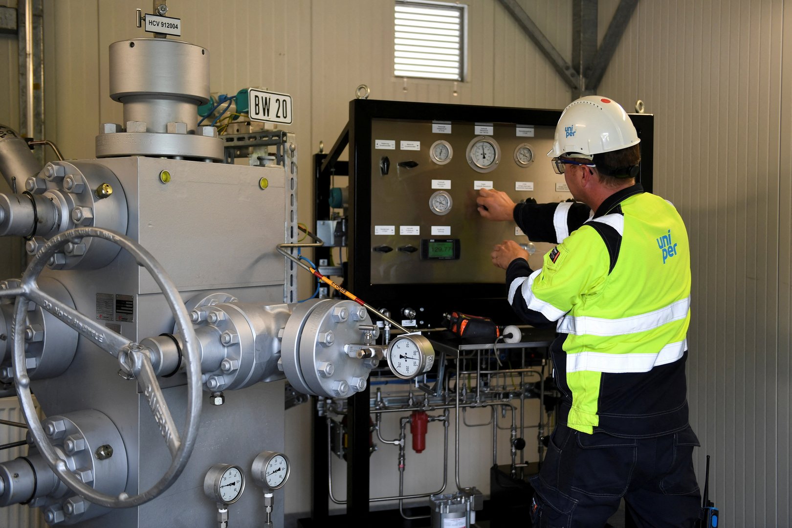 image Germany might consider gas rationing after Russia halts flows -Uniper CEO