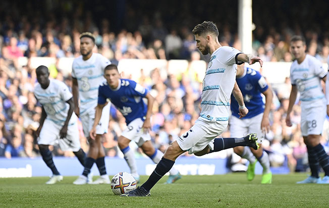 image Jorginho penalty earns Chelsea narrow opening-day win at Everton
