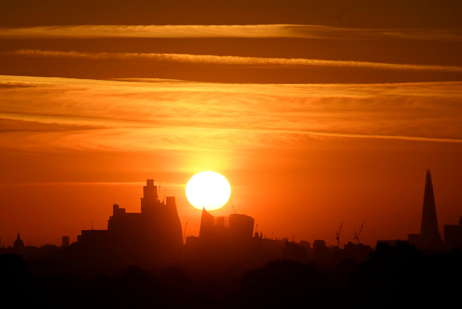 image Health agency issues heat alert in England