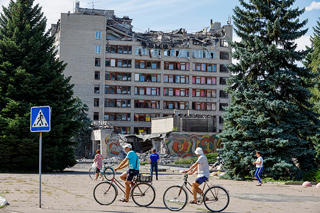 image Moscow steps up assault as Kyiv urges &#8216;ban&#8217; on Russians