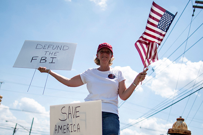 image Trump seeks to temporarily block FBI from reviewing items seized from Florida home