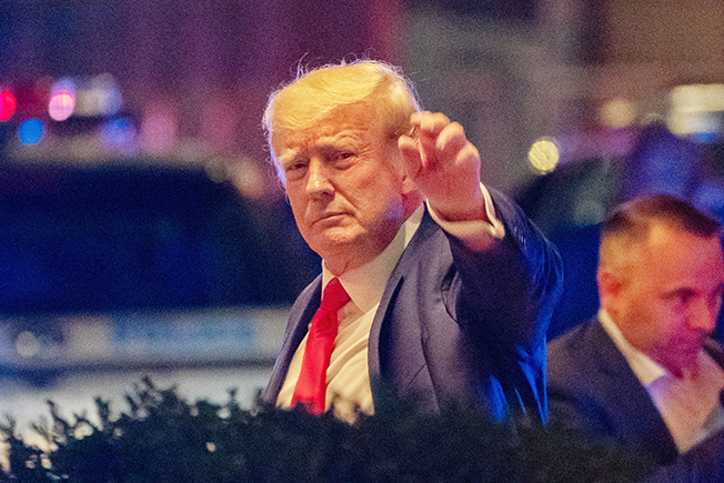 image Trump uses FBI search of his home to solicit campaign donations
