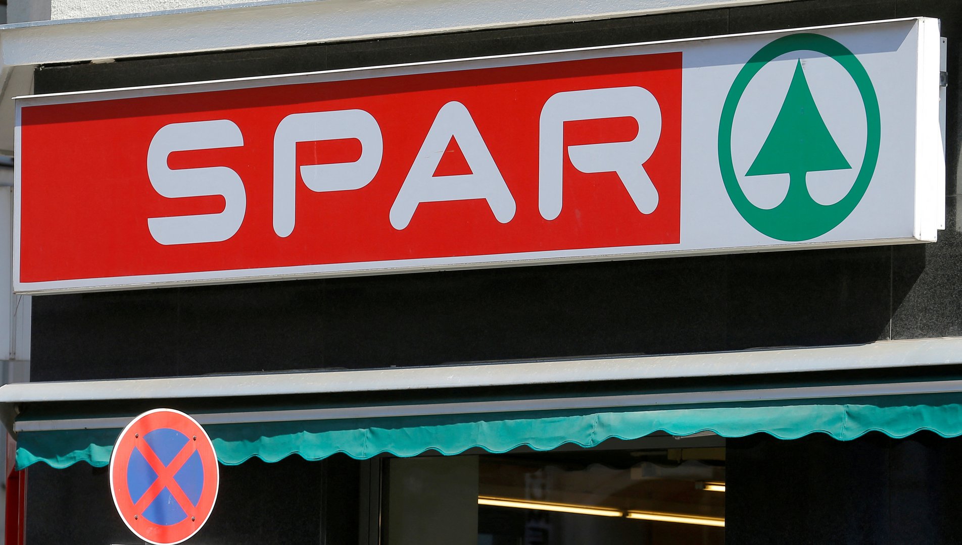 image European retailers turn off lights, cut opening hours to save energy