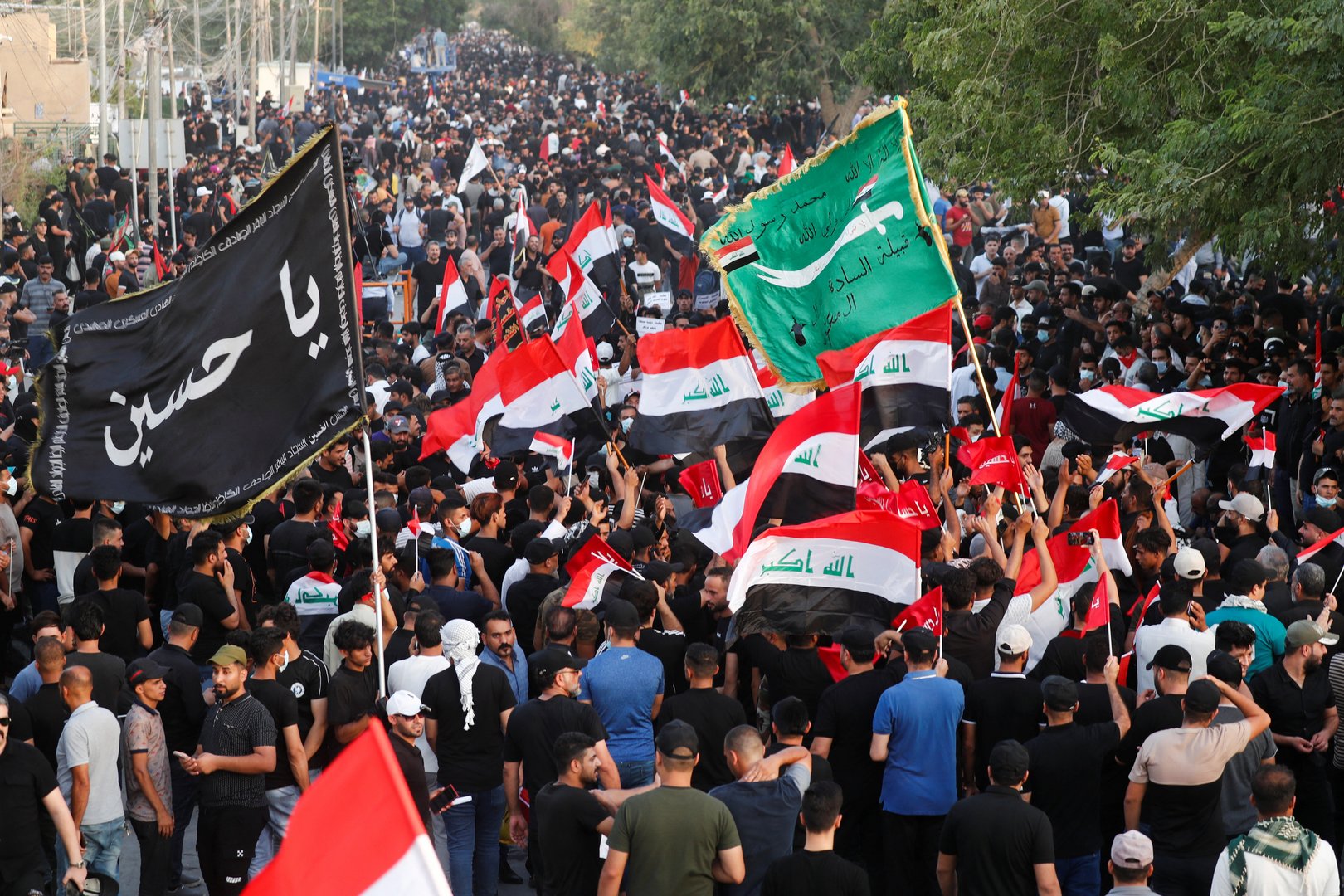 image Iraqi factions call for new government in rival protests