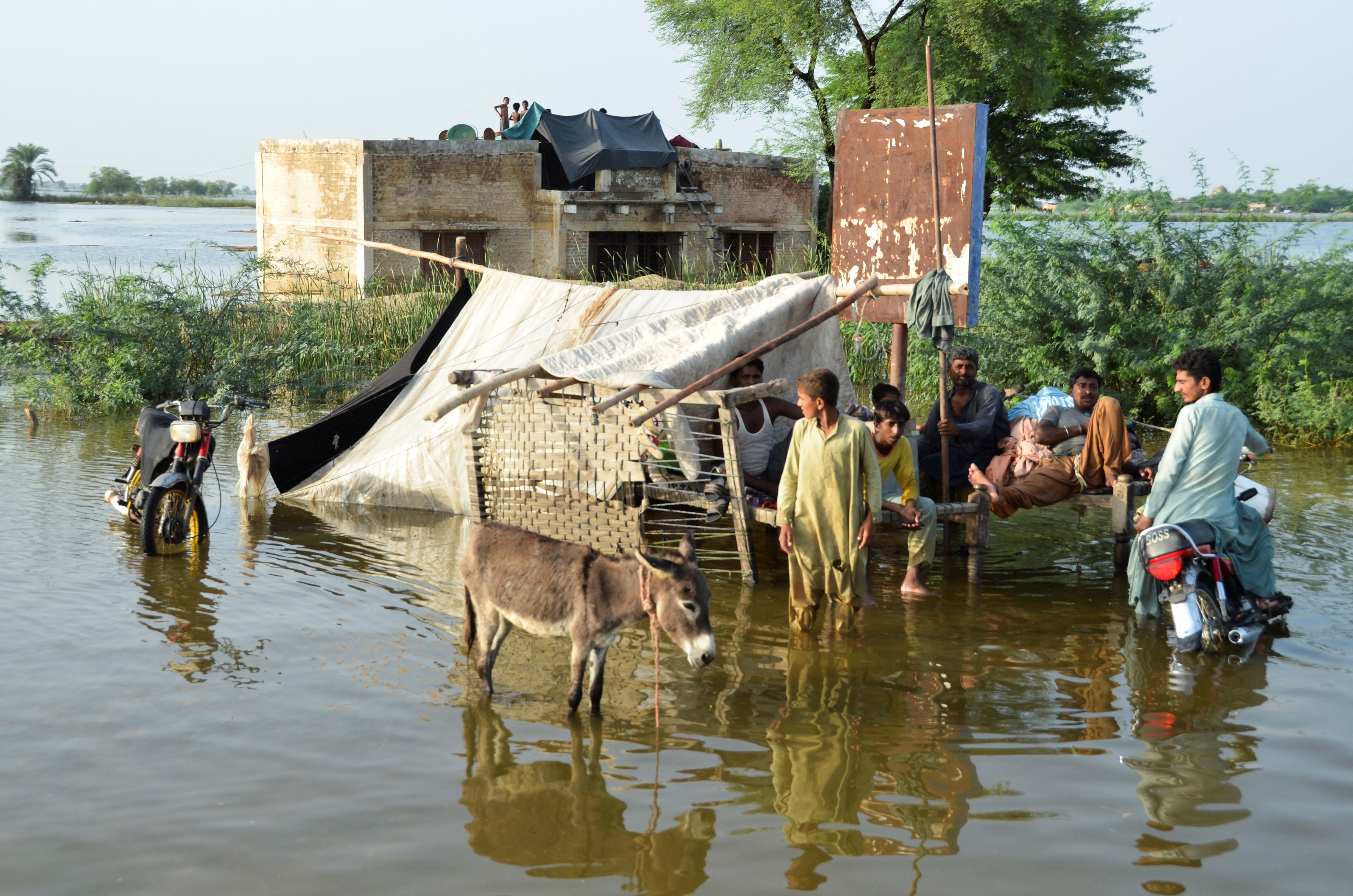 image Pakistan foreign minister says help needed after &#8216;overwhelming&#8217; floods