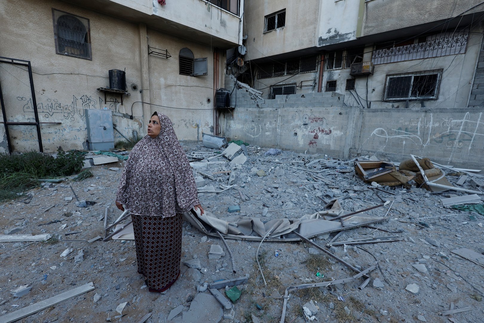 image Israel-Gaza fighting spills into second day with air strikes, rockets