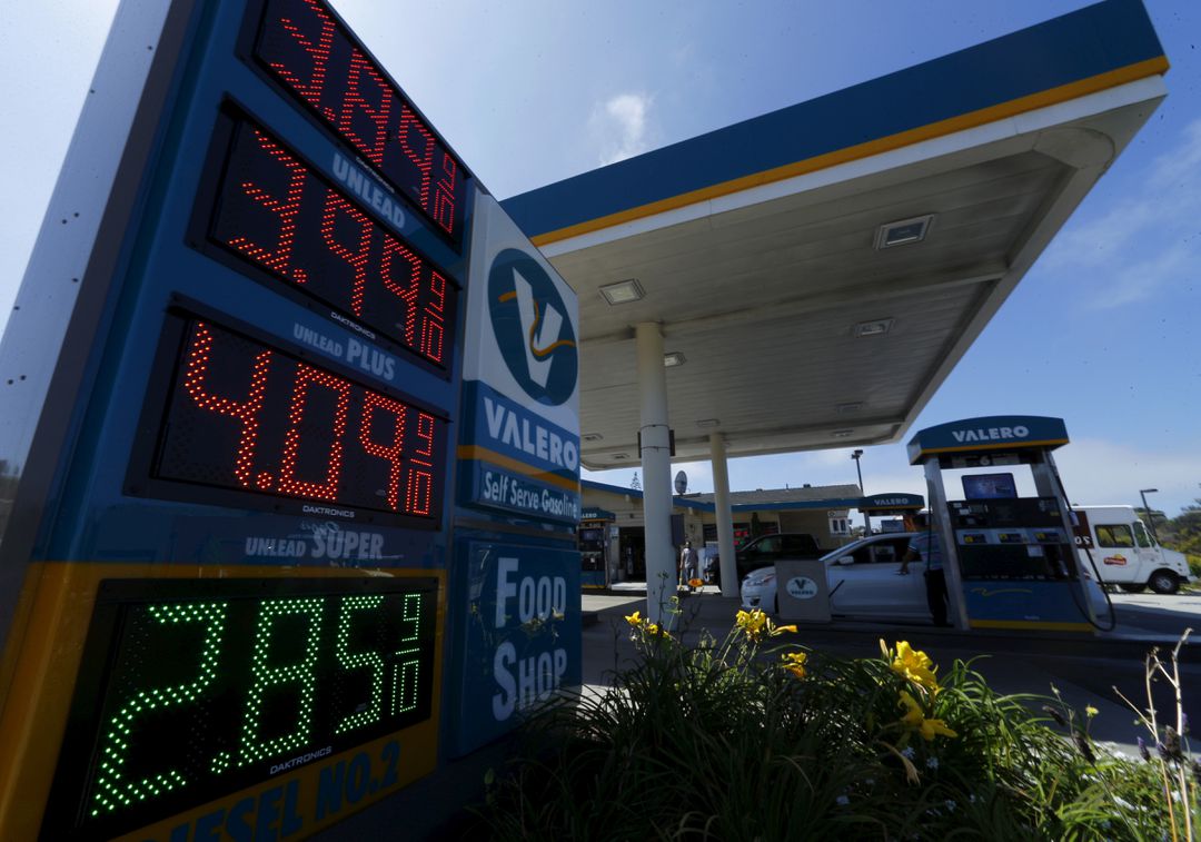 image Barclays sees crude surplus in near-term, cuts Brent price view