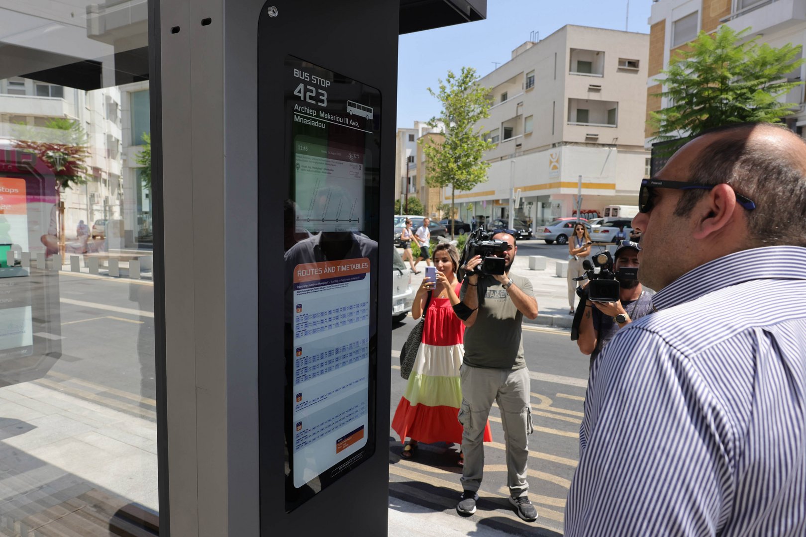 image Transport minister inspects pilot bus stops