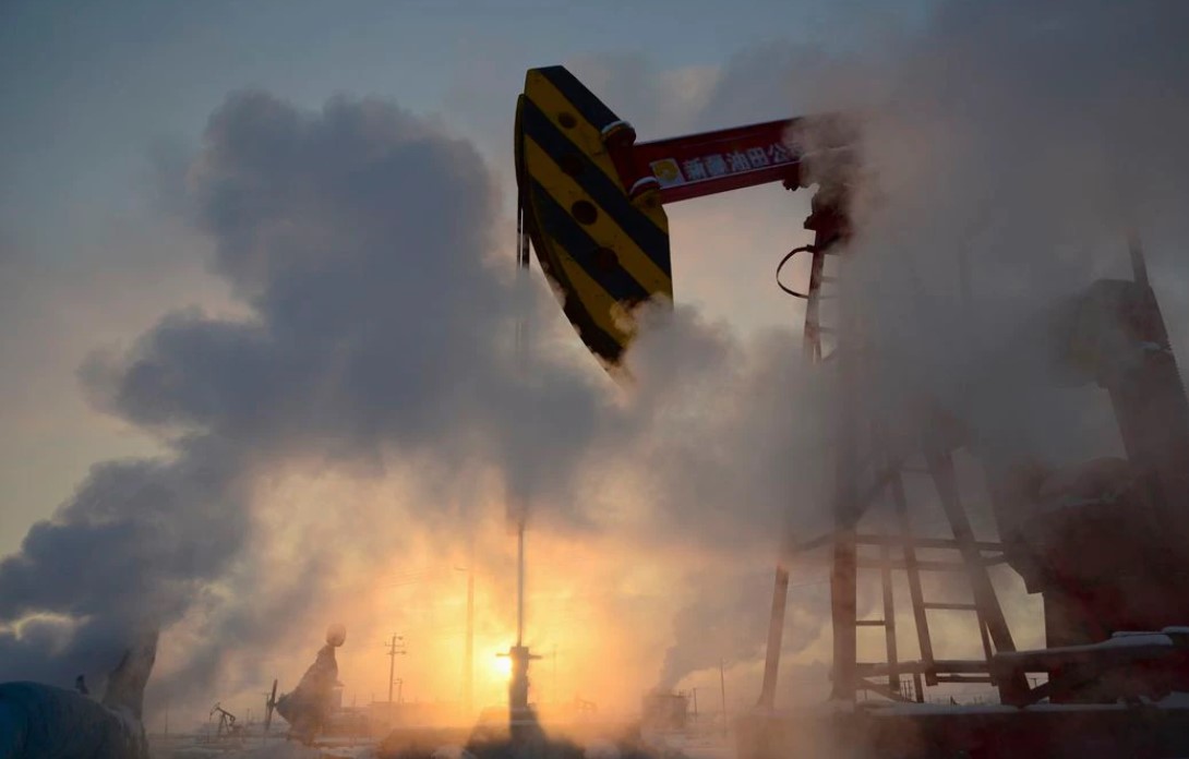image Oil settles lower on weak economic Chinese economic data