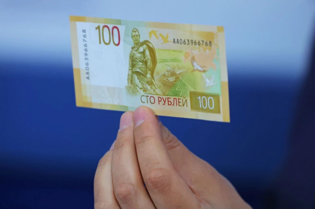 image Rouble, Russian stocks slip as oil prices fall