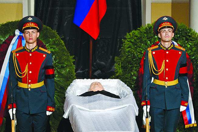 image Thousands of Russians bid farewell to last Soviet leader Gorbachev