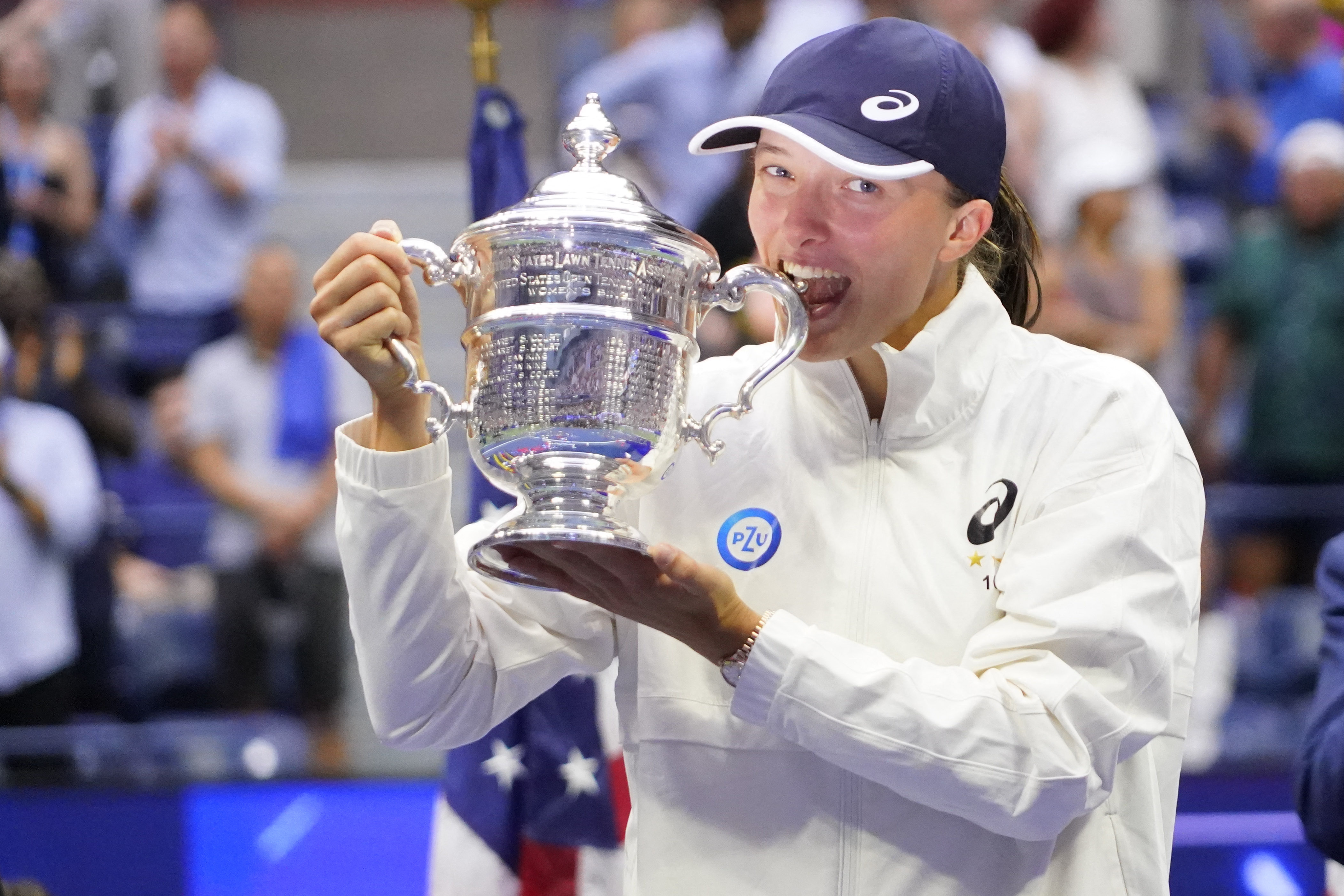 image Tennis-Swiatek swats aside Jabeur to claim maiden U.S. Open title