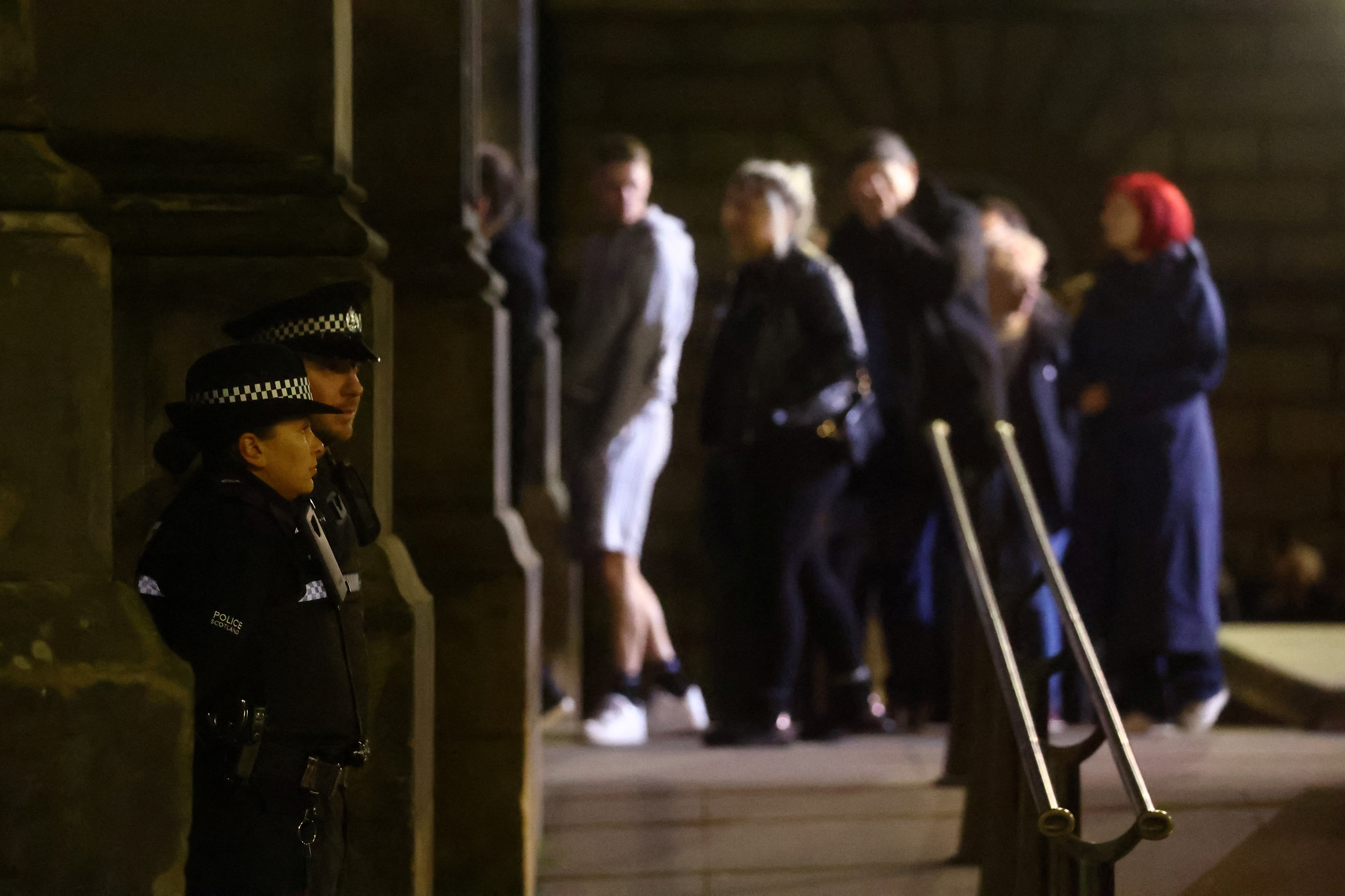 image Britons pay their respects at Queen Elizabeth&#8217;s coffin