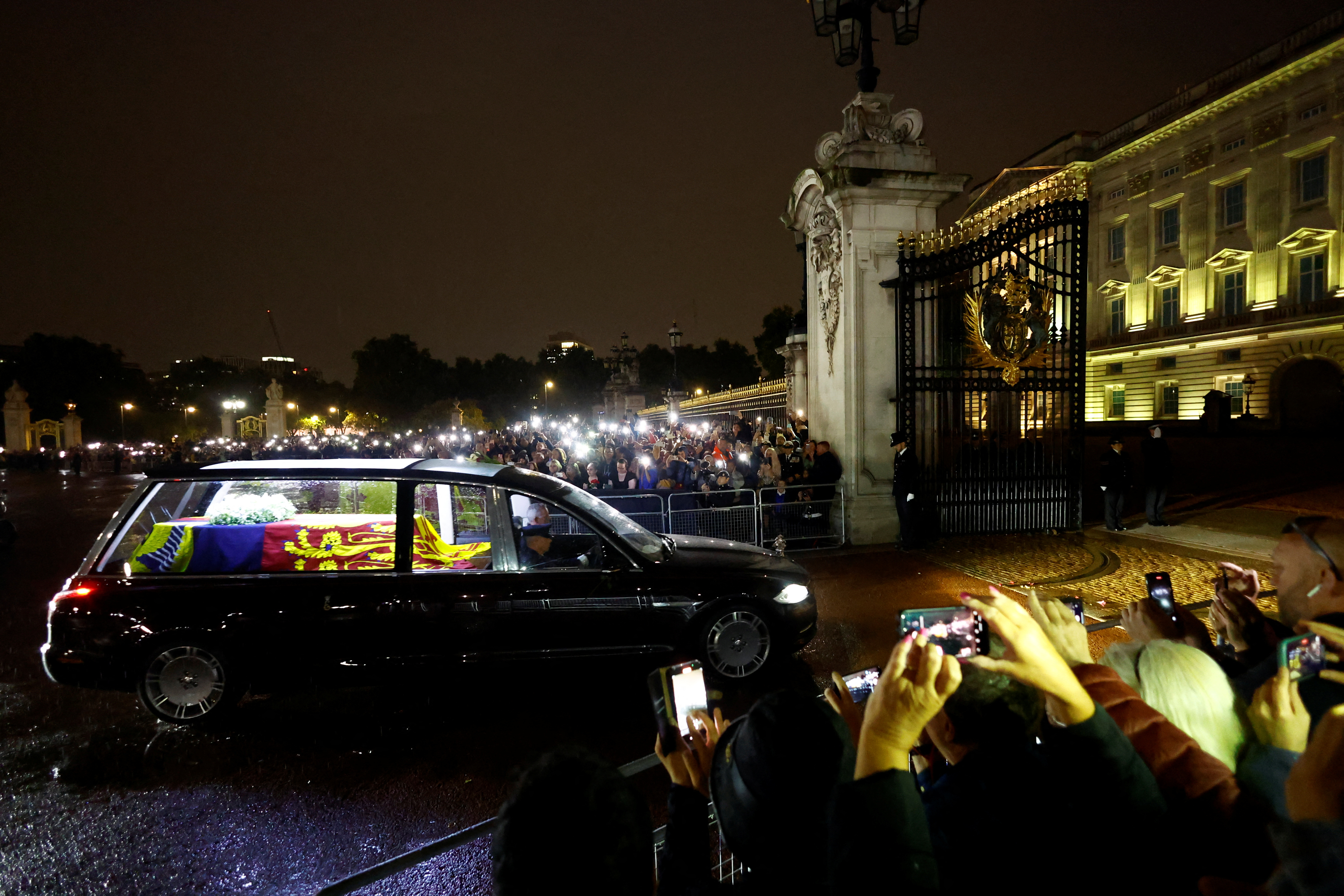 image Queen&#8217;s coffin arrives at Buckingham Palace as huge crowds line London route (Updated)