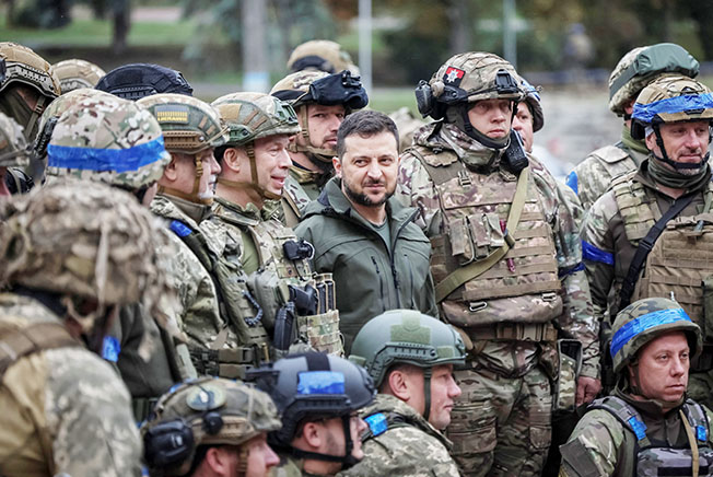 image Ukraine leader views wrecked frontline town as Russian forces dig in