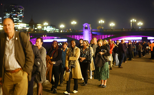 image World &#8216;will unite&#8217; for Queen Elizabeth&#8217;s funeral as mourners queue for miles