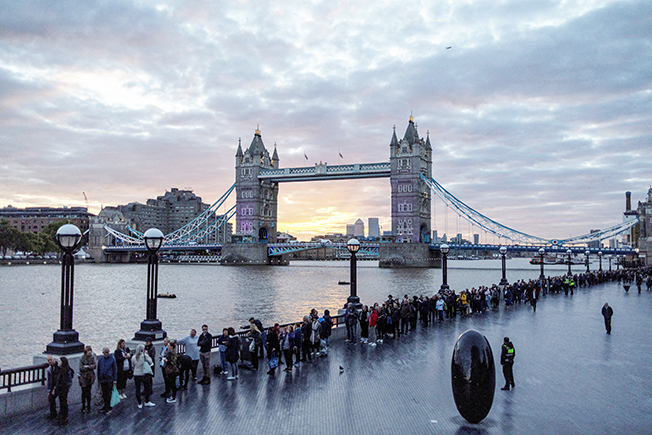 image Mourners brave 24-hour wait in chilly London to see the queen&#8217;s coffin (Updated)