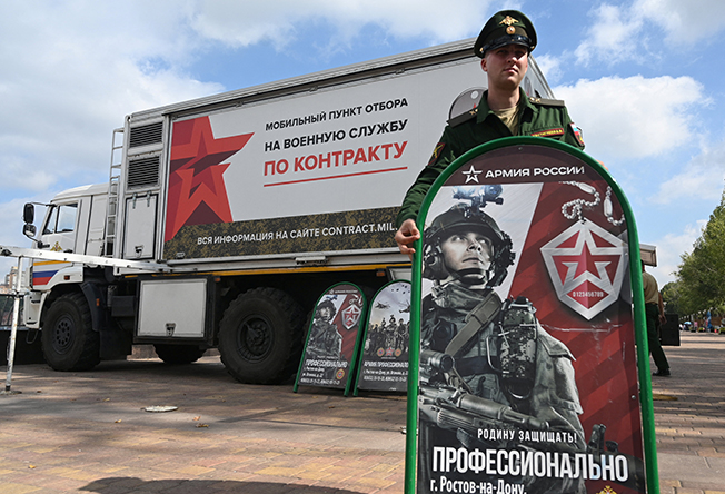 image Russia turns to recruiting trucks, big wages to woo volunteer soldiers