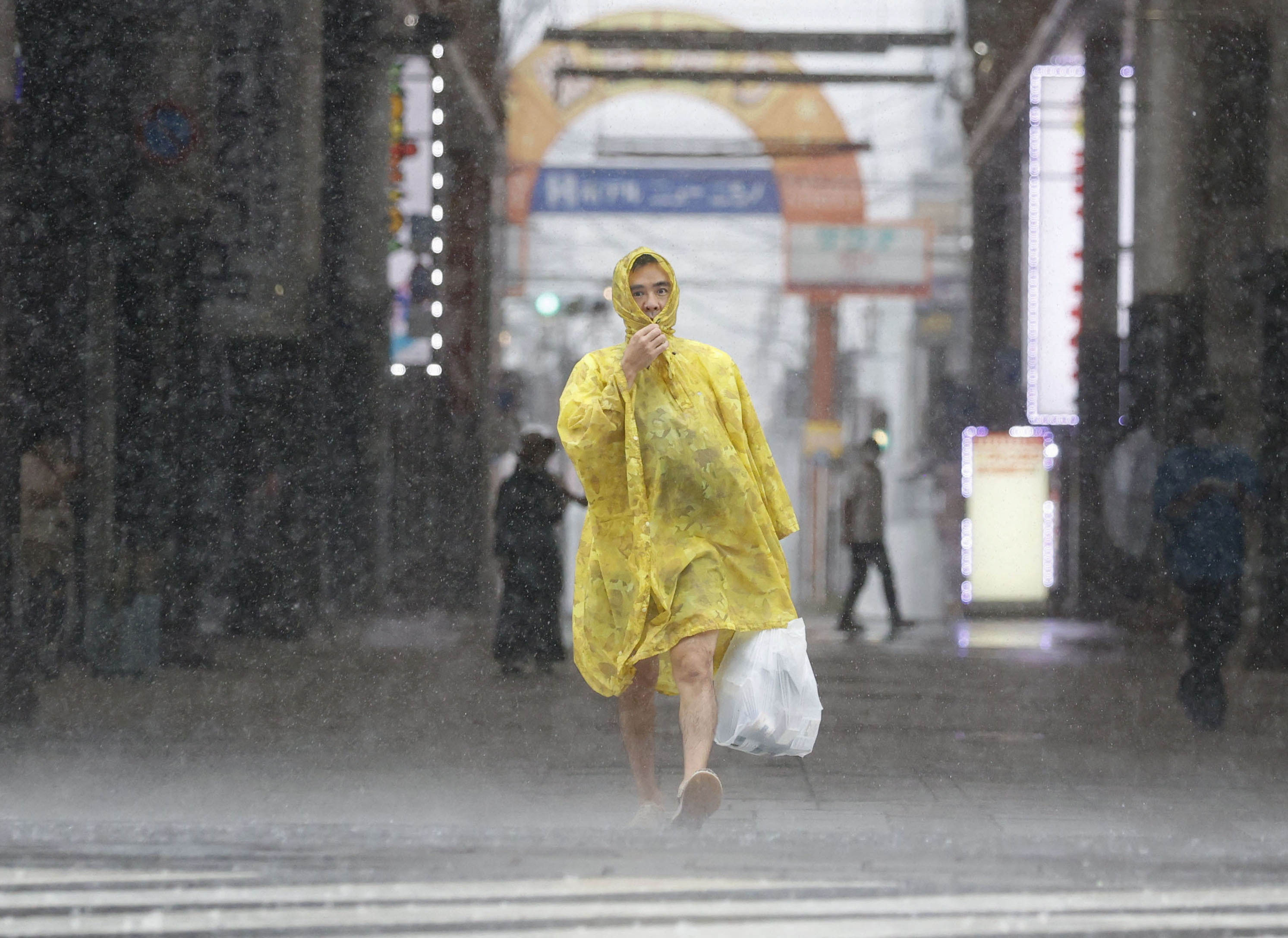 image Typhoon batters Japan with record rain, killing one