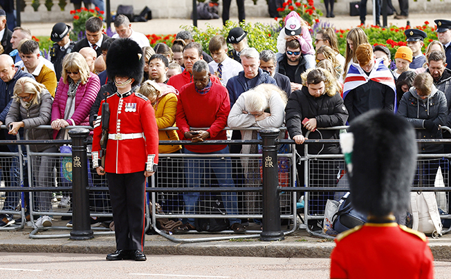 image Huge crowds follow queen&#8217;s funeral in silence and awe