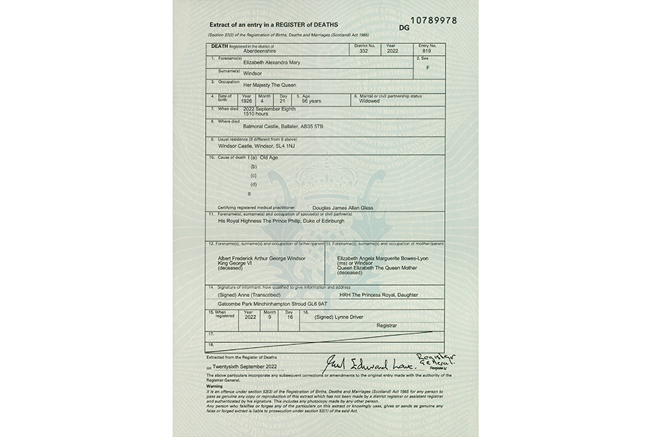 image Queen Elizabeth died of &#8216;old age&#8217;, death certificate shows