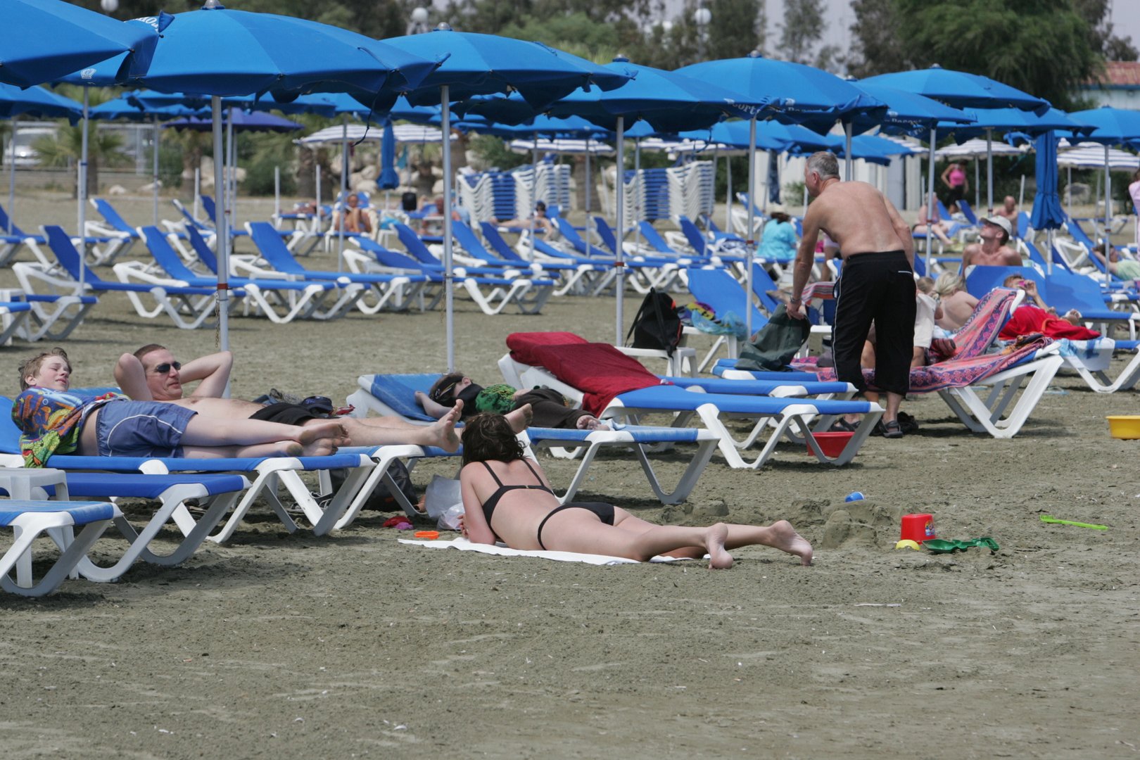 image Tourists on the beach: &#8220;Are you worried?&#8221; (video)