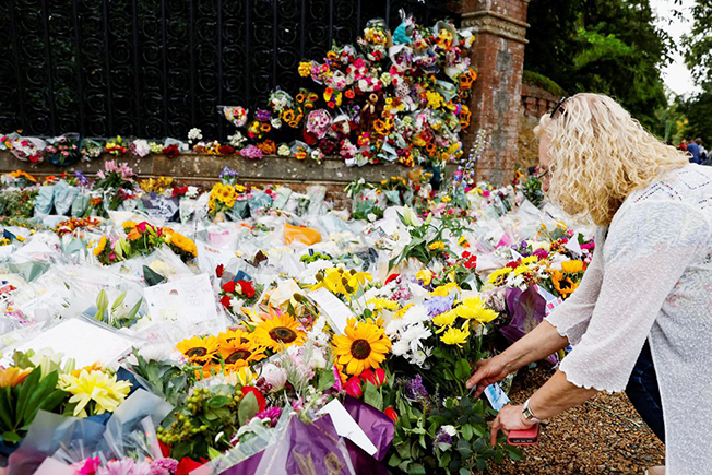 image Turkish florists race to meet soaring British demand after Queen&#8217;s death