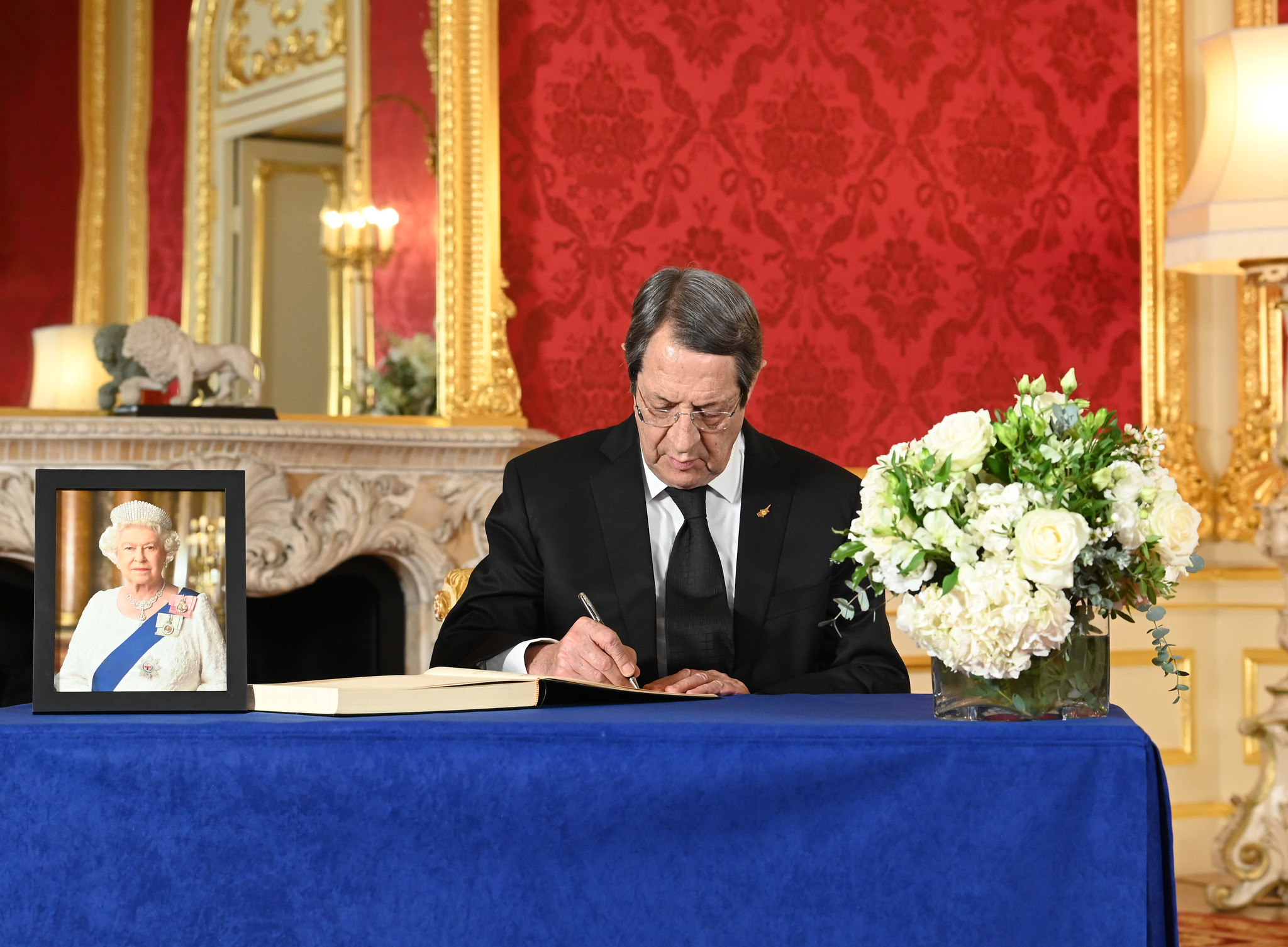 image President signs condolences book for Queen in London
