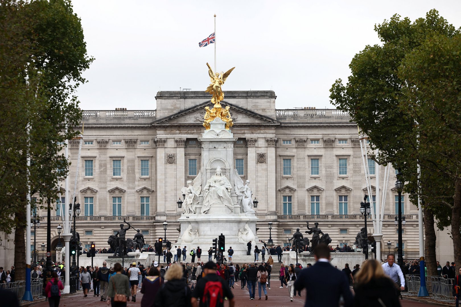 image Royal mourning to last until seven days after queen&#8217;s funeral