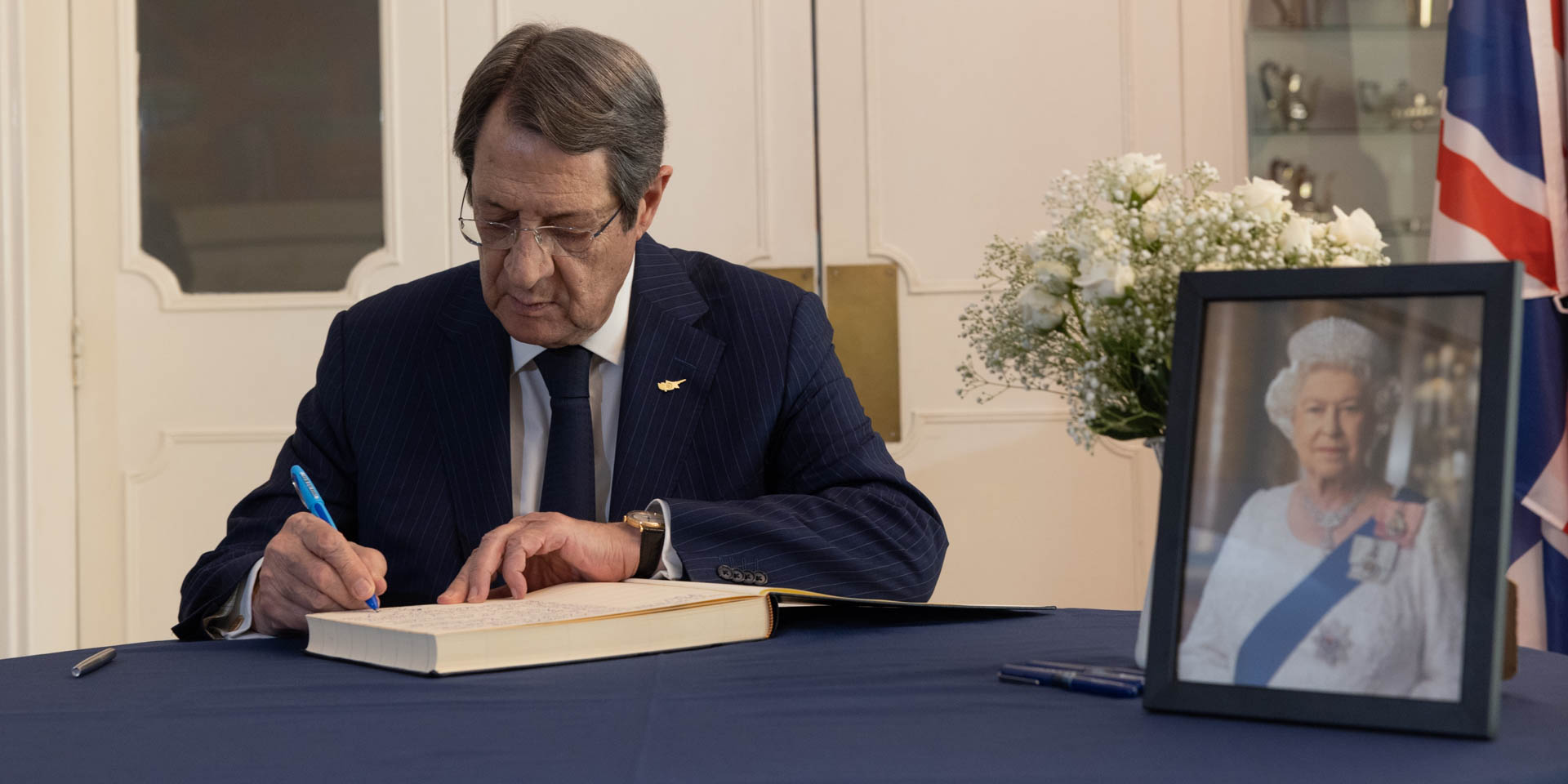 image President signs book of condolences for Queen (update 2)