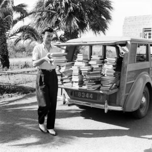 feature3 the vbintage traveeling library