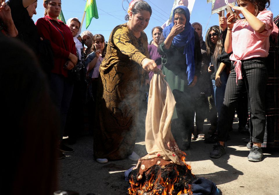 image Iran protests: majority of people reject compulsory hijab and an Islamic regime, surveys find