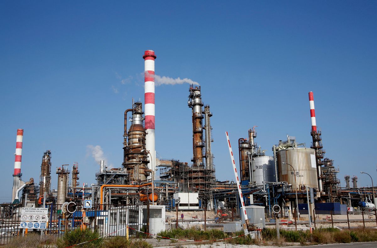 image Oil ticks up, but on track for weekly loss on recession fears