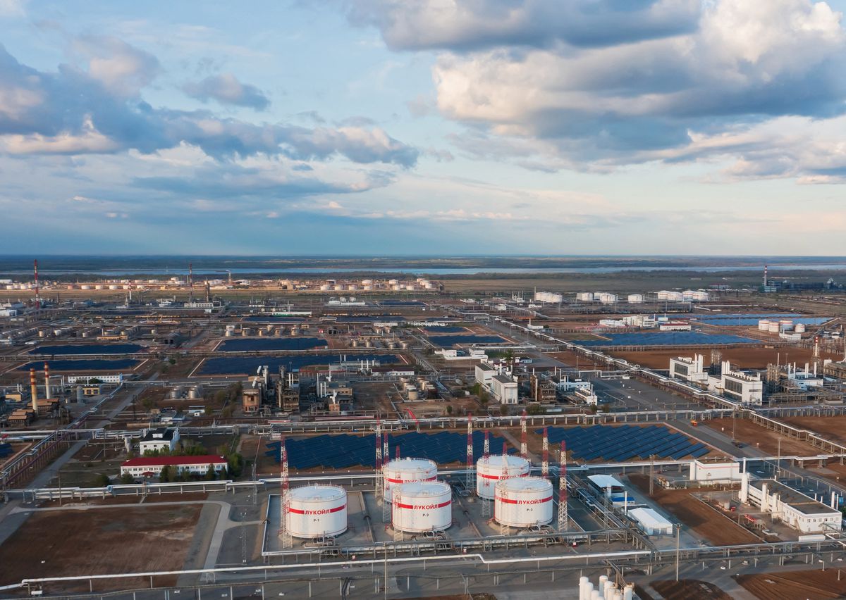 image Oil prices edge down, recession fears back in focus