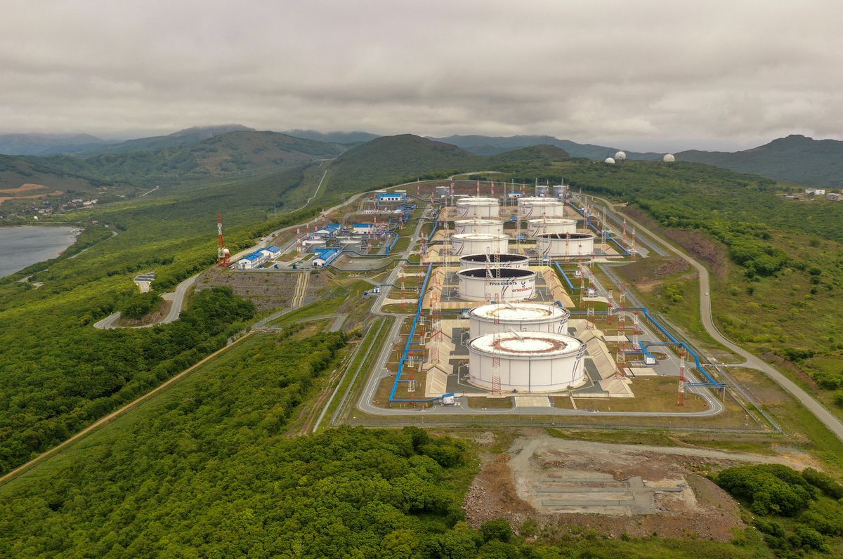 image Oil rises as focus turns to possible supply cuts