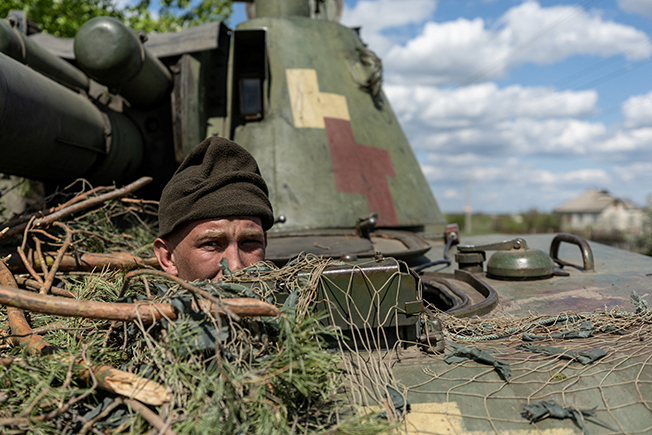 image Ukraine encircles thousands of Russian troops at Lyman stronghold