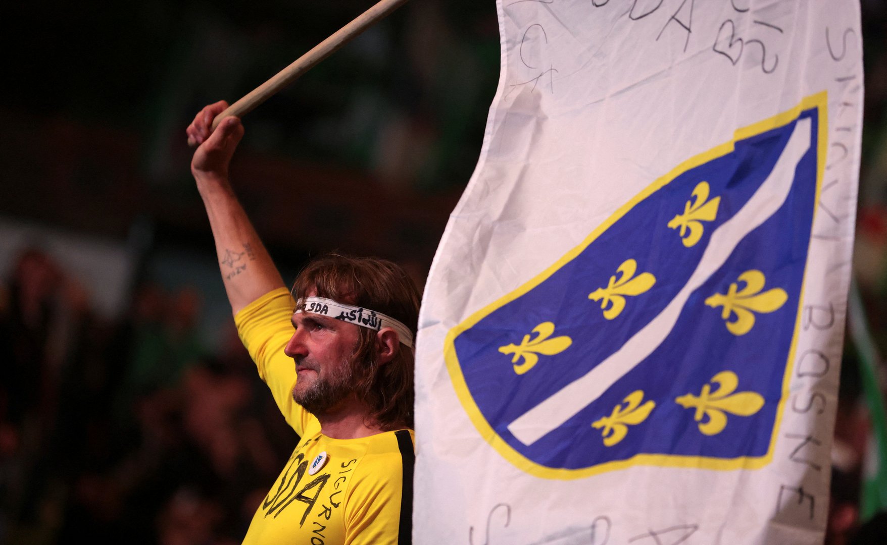image Bosnians go to polls to choose between nationalists and reformists
