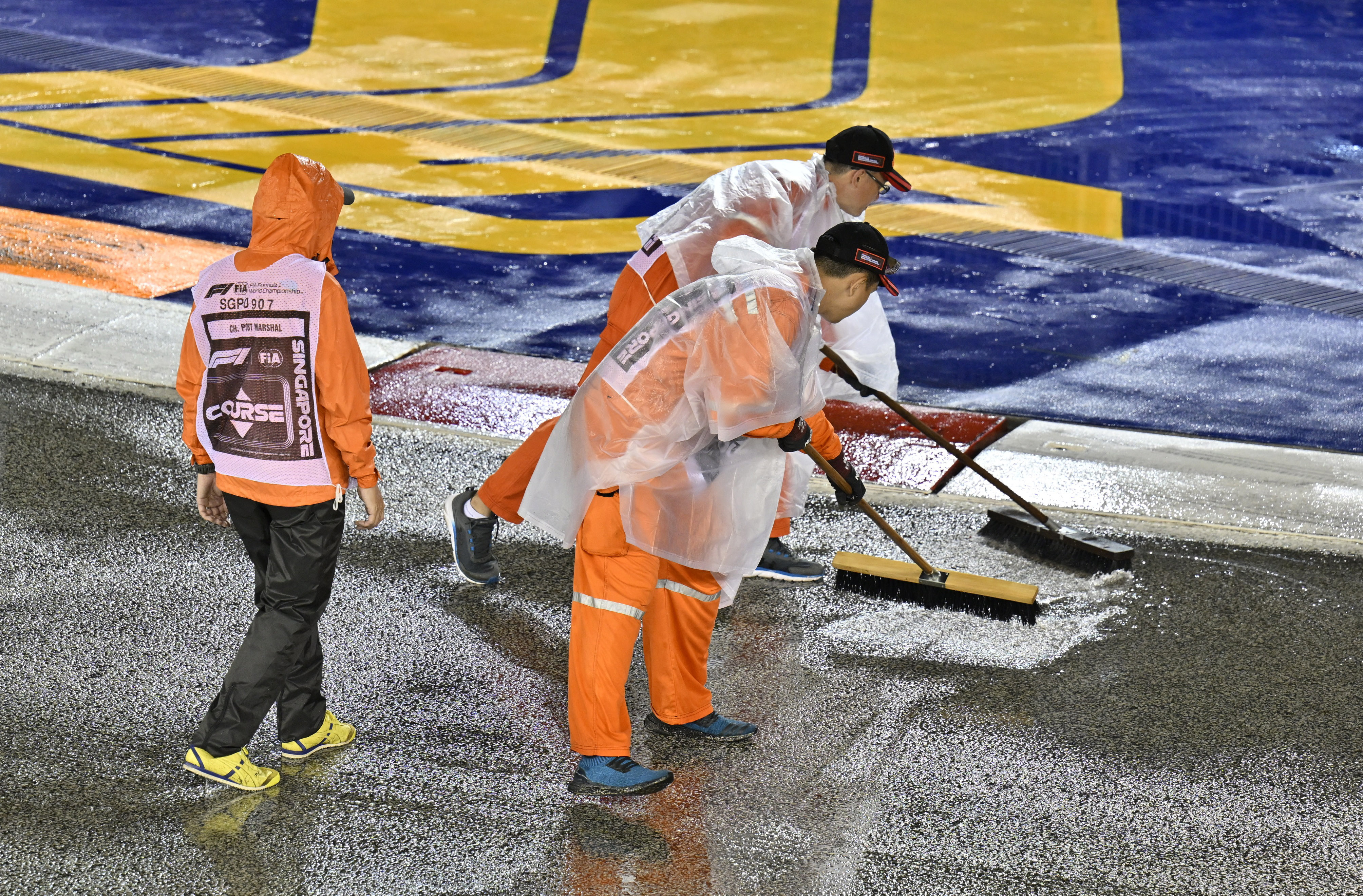 image Rain delays start of Singapore Grand Prix