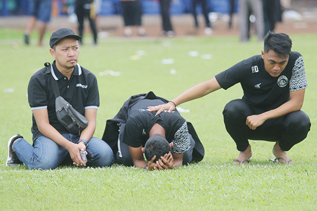 image Indonesia to probe deadly stadium stampede