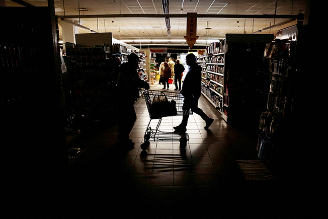 image Ukrainians try to conserve electricity, endure water outages (wrapup)