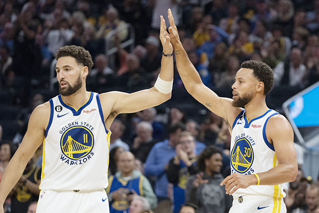 image Warriors begin NBA title defense with win over Lakers