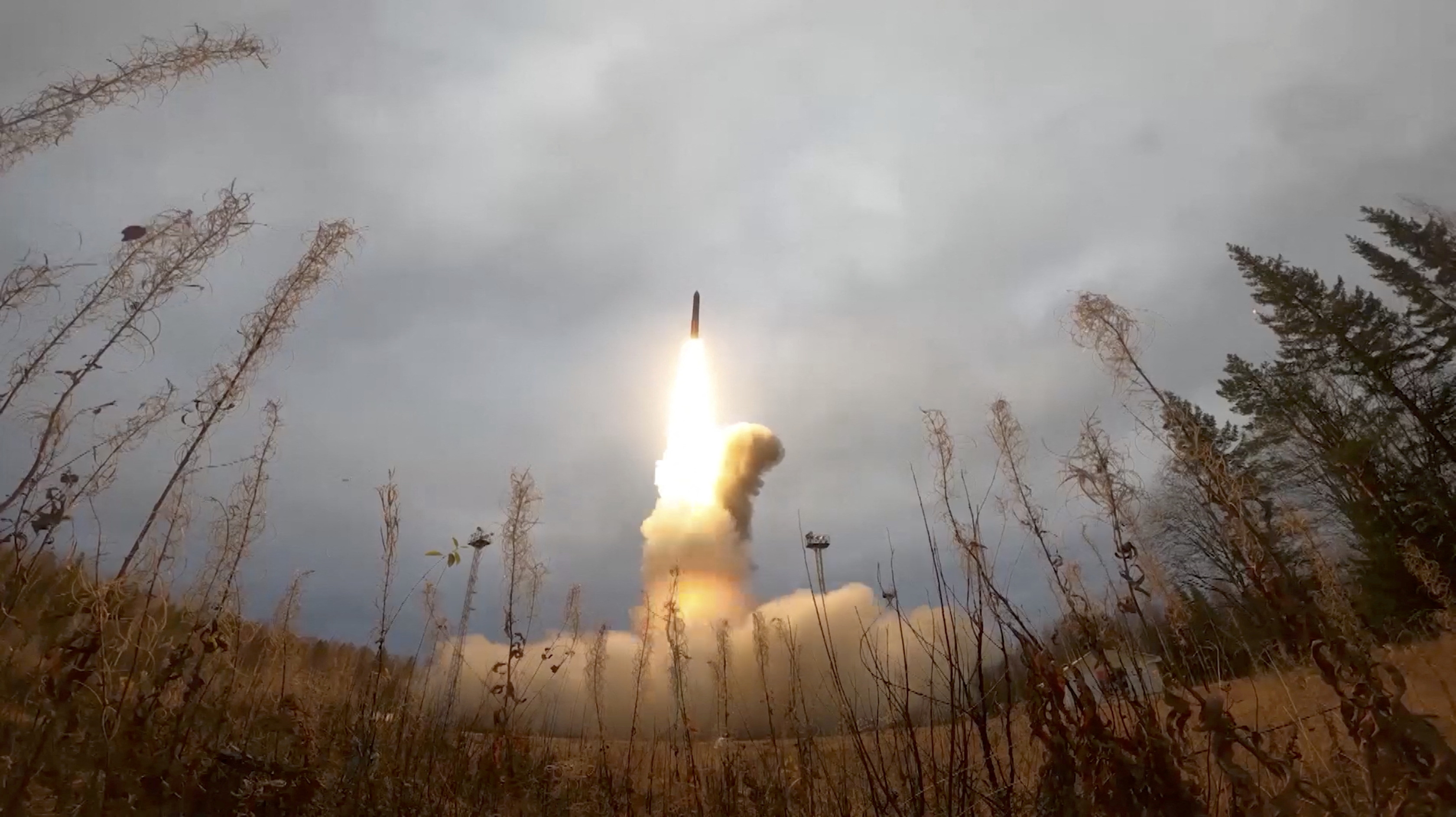 image Ukrainians hold out in east, prepare battle for Kherson