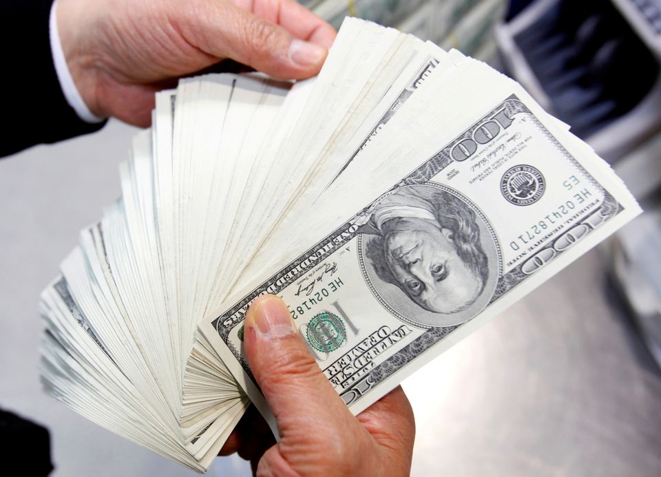 image Dollar up on euro as quarter ends, commodity led currencies sink