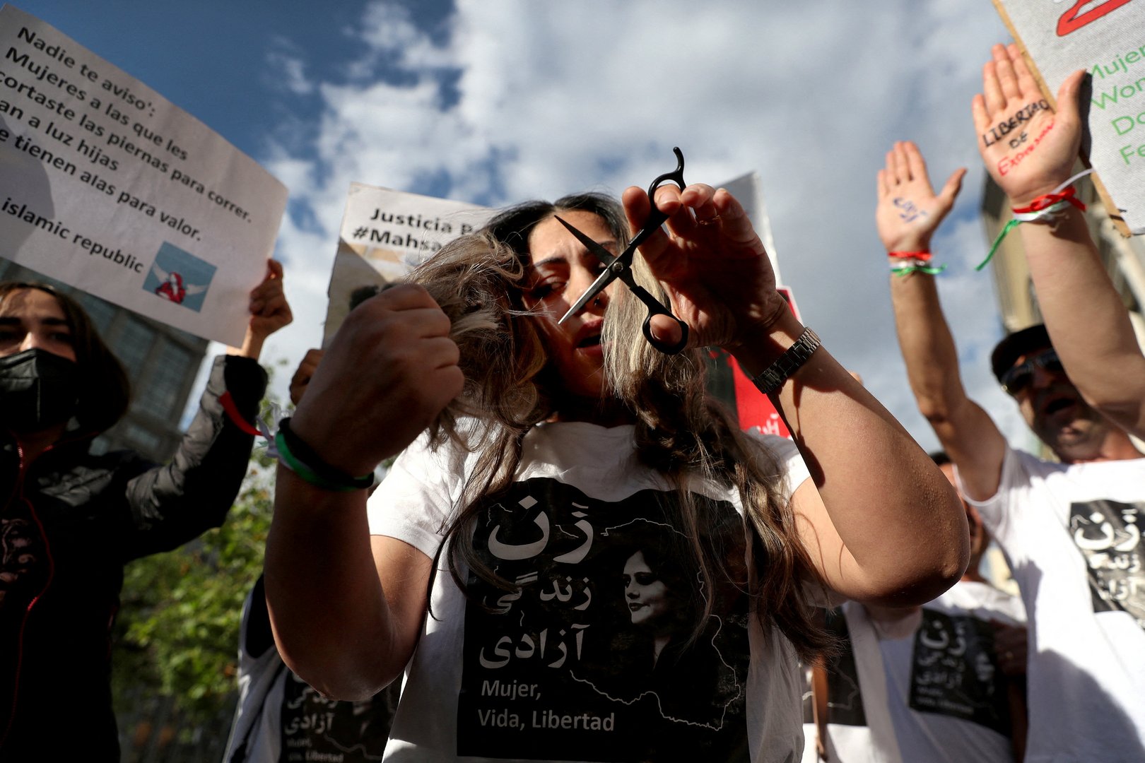 image Iranians keep up the heat on leaders with protests, strikes