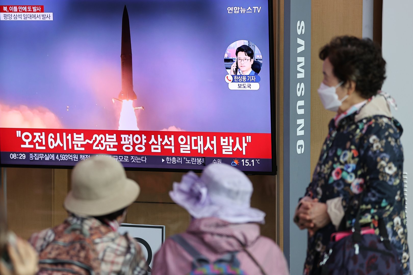 image Two Koreas exchange warning shots near sea border amid tensions