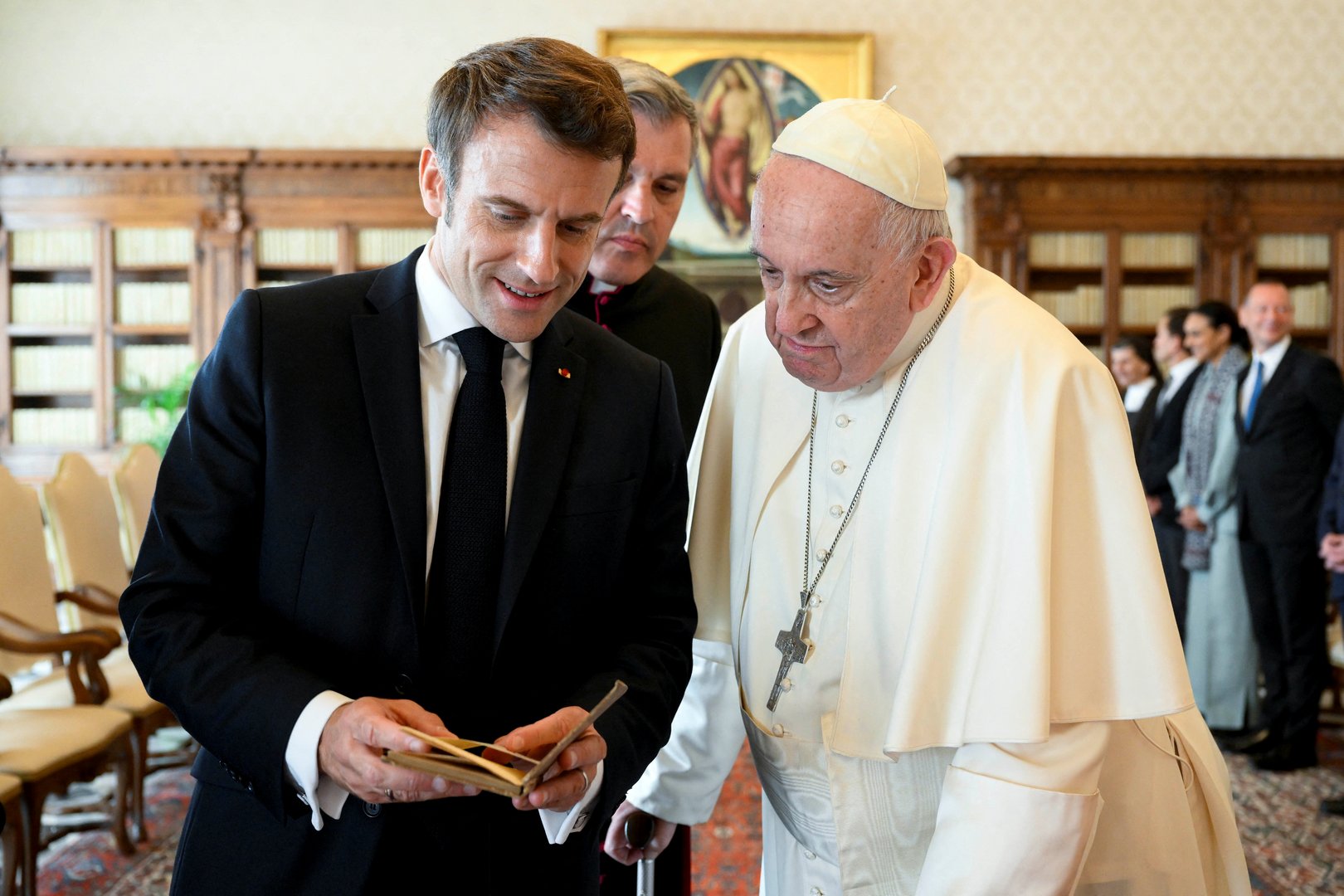image Macron meets pope, discusses Ukraine with Vatican officials