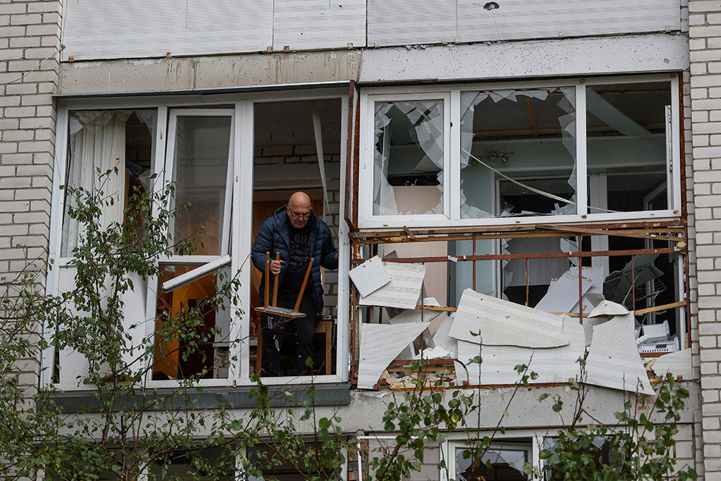 image Russia hits Ukraine homes, evacuates Kherson, warns of escalation (Update)