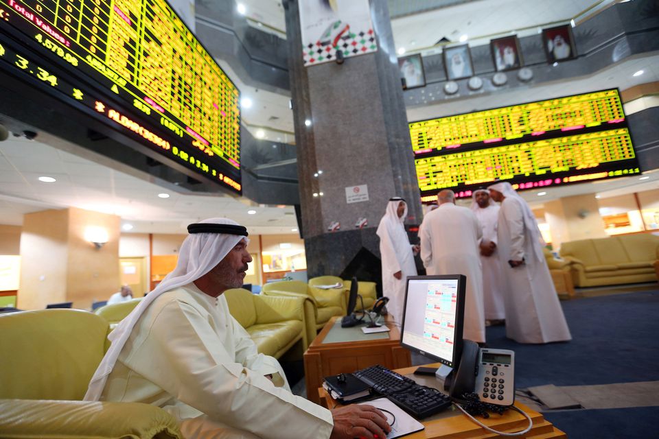 image Saudi Shares fall on weak earnings, volatile oil